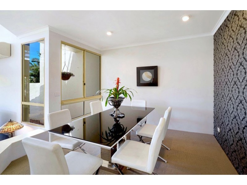 2 Aveton/125 Santa Cruz Boulevard, Clear Island Waters QLD 4226