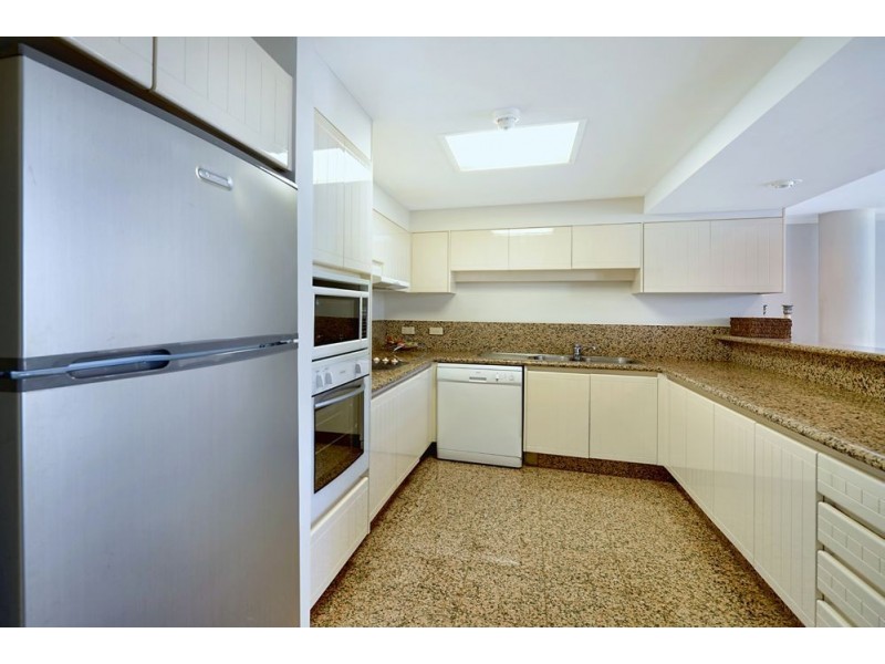 2 Aveton/125 Santa Cruz Boulevard, Clear Island Waters QLD 4226