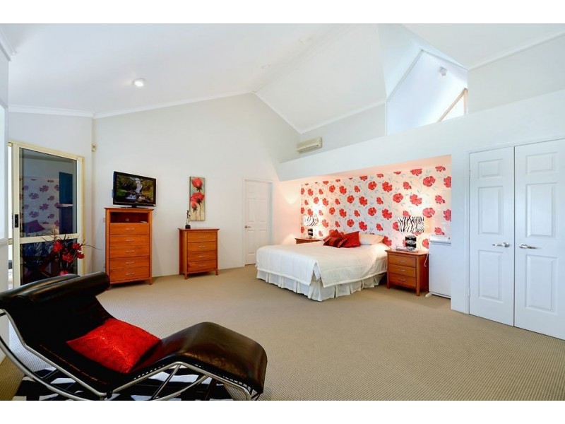 2 Aveton/125 Santa Cruz Boulevard, Clear Island Waters QLD 4226