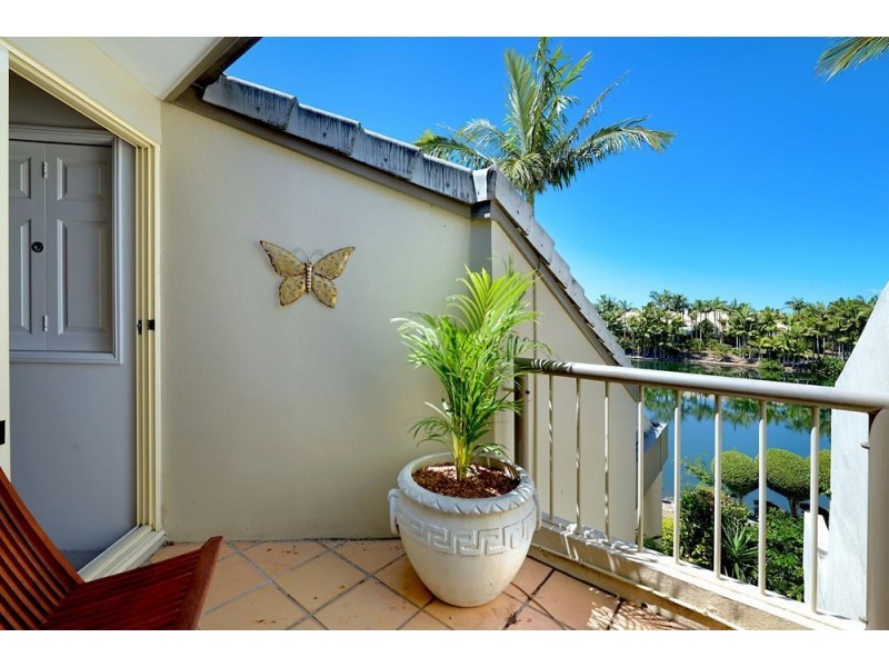 2 Aveton/125 Santa Cruz Boulevard, Clear Island Waters QLD 4226