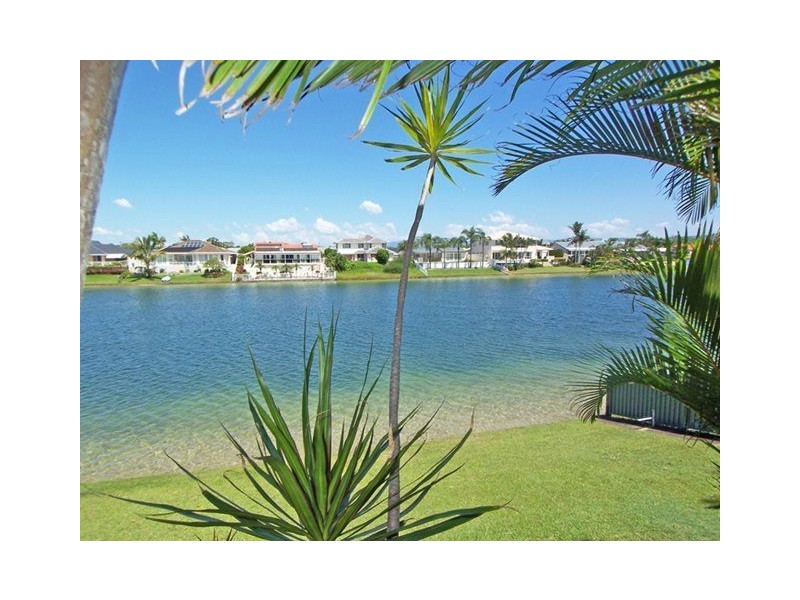 8 Darnay Road, Broadbeach Waters QLD 4218