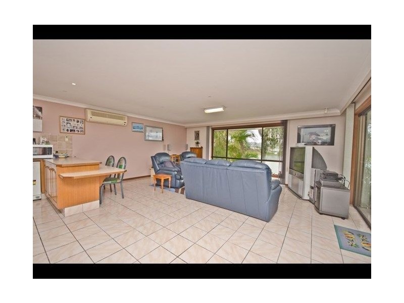 8 Darnay Road, Broadbeach Waters QLD 4218