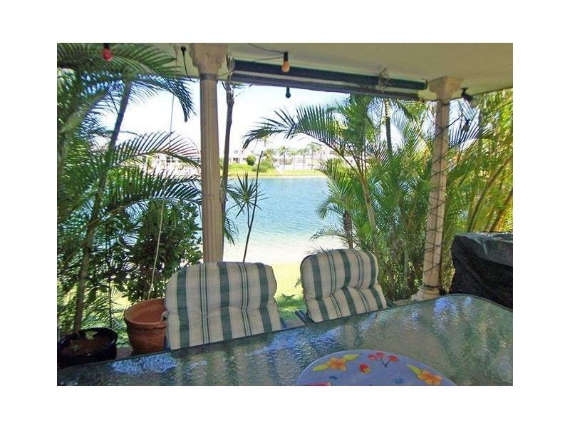 8 Darnay Road, Broadbeach Waters QLD 4218
