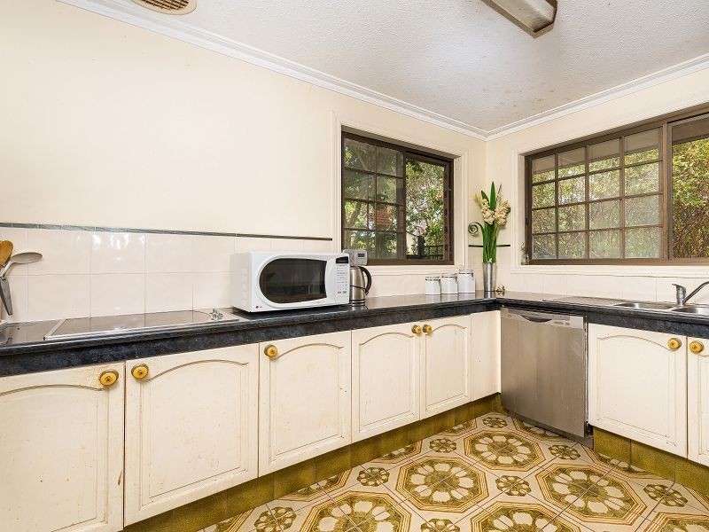 8 Namatjira Court, Broadbeach Waters QLD 4218