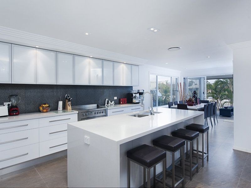 27 Beverley Cres, Broadbeach Waters QLD 4218