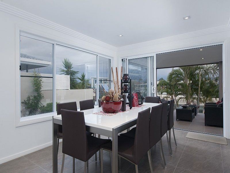 27 Beverley Cres, Broadbeach Waters QLD 4218