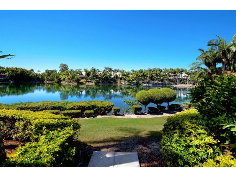 2 Aveton/125 Santa Cruz Blvd, Clear Island Waters QLD 4226