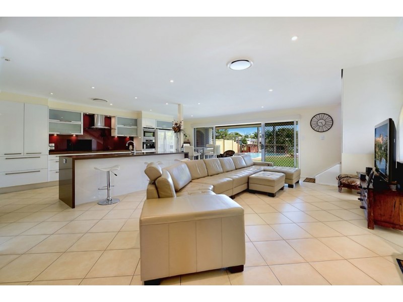 1 Sara Avenue, Broadbeach Waters QLD 4218