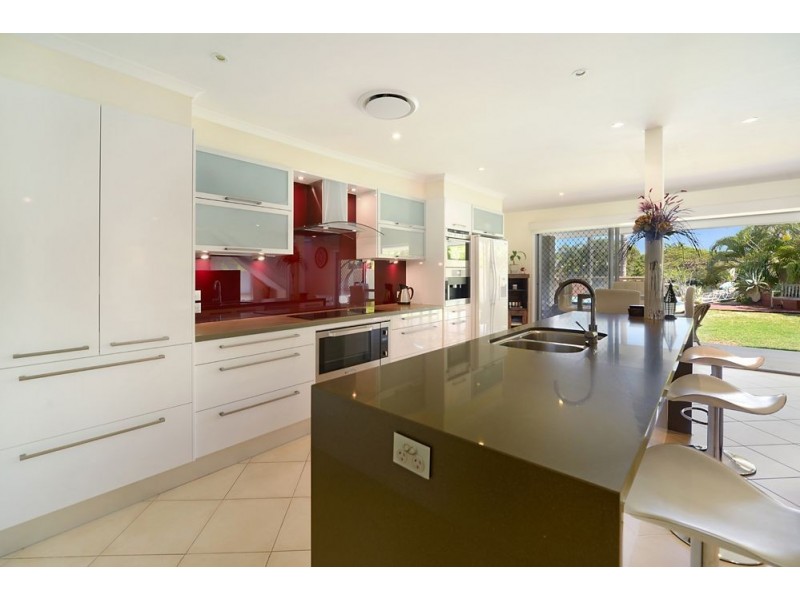 1 Sara Avenue, Broadbeach Waters QLD 4218