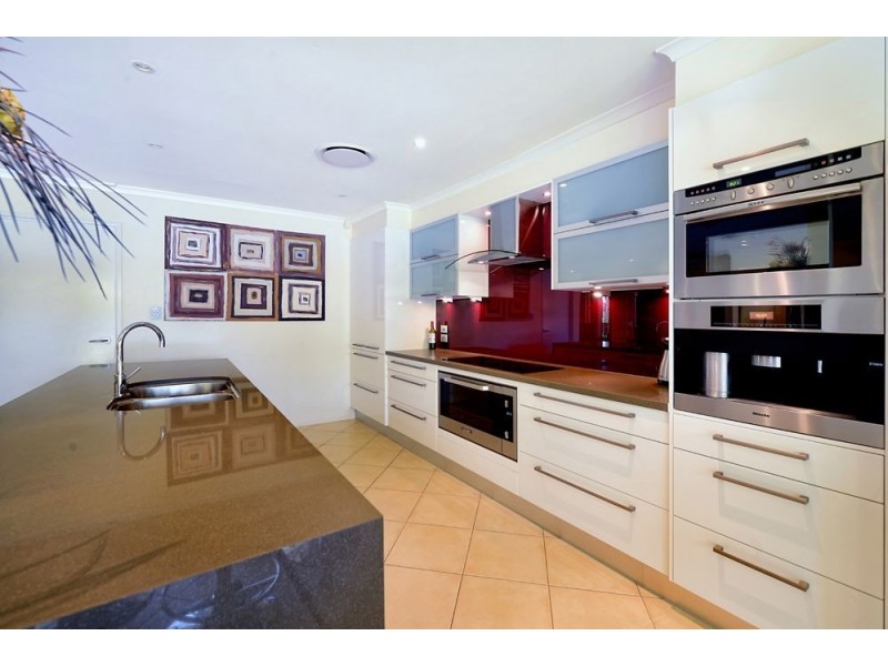 1 Sara Avenue, Broadbeach Waters QLD 4218