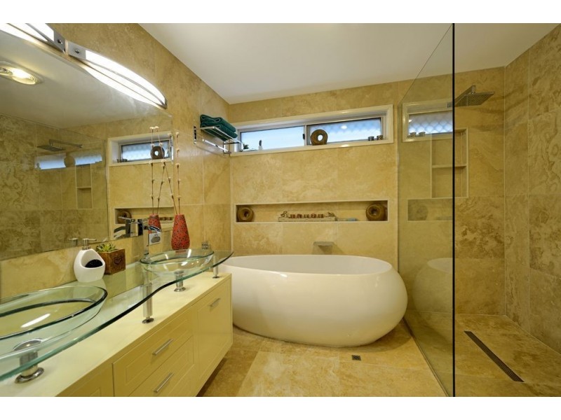 1 Sara Avenue, Broadbeach Waters QLD 4218