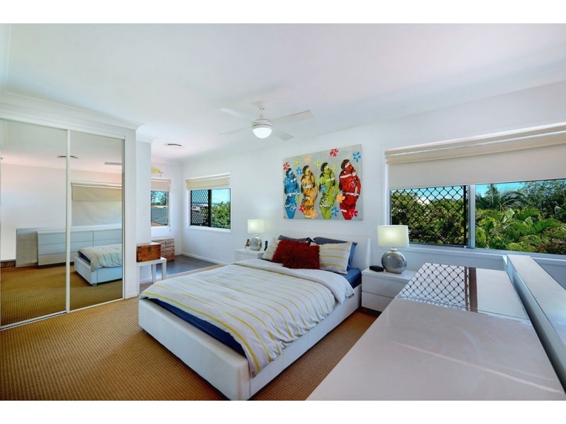 1 Sara Avenue, Broadbeach Waters QLD 4218