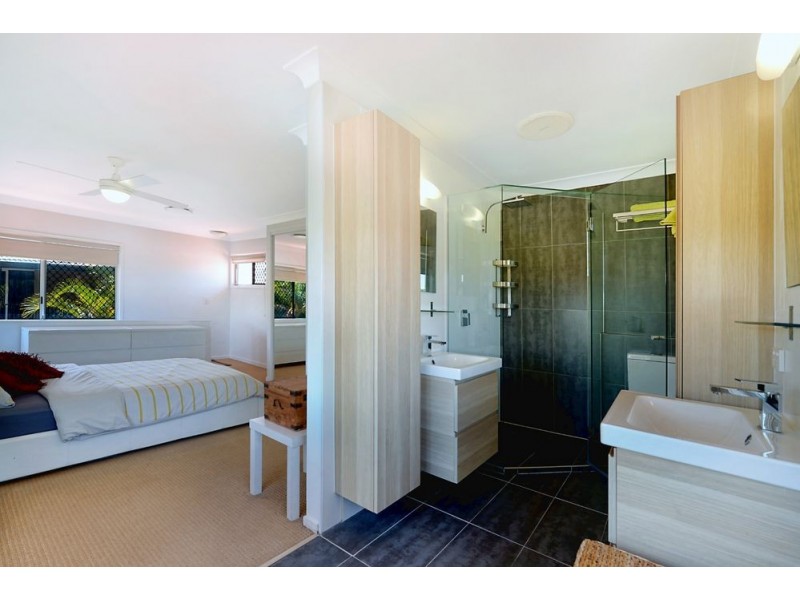 1 Sara Avenue, Broadbeach Waters QLD 4218