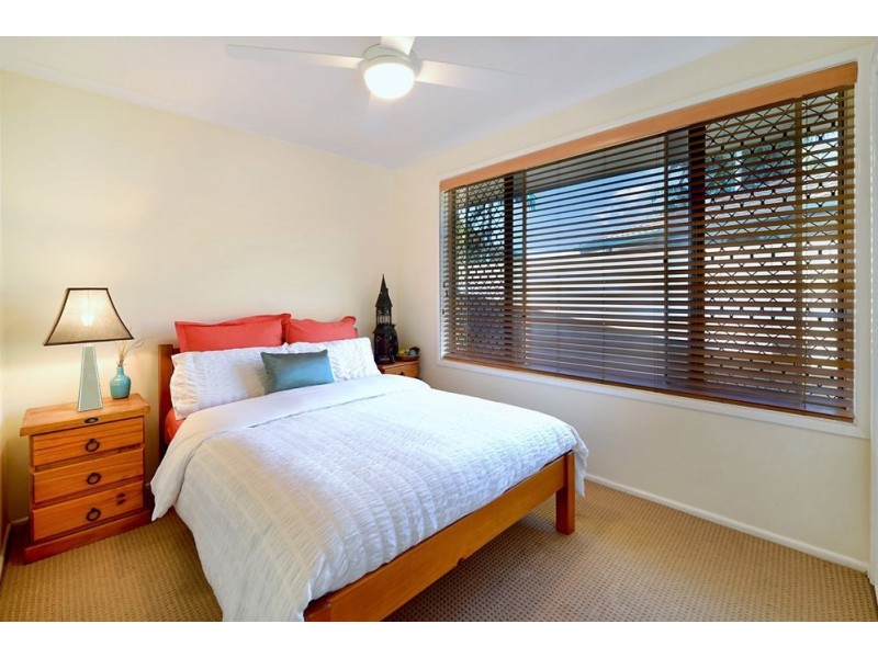 1 Sara Avenue, Broadbeach Waters QLD 4218