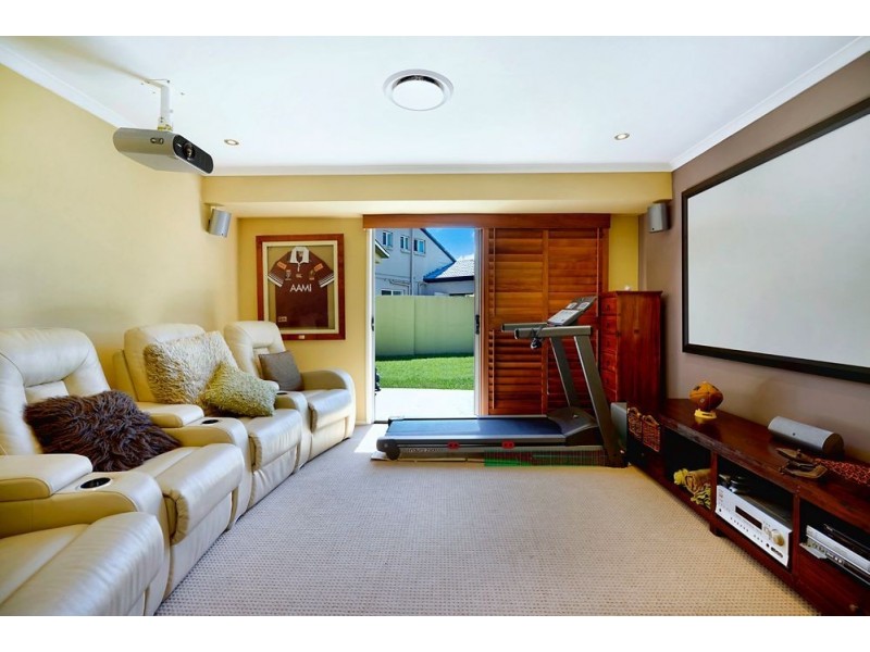 1 Sara Avenue, Broadbeach Waters QLD 4218