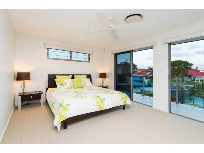 7 Namatjira Street, Paradise Point QLD 4216