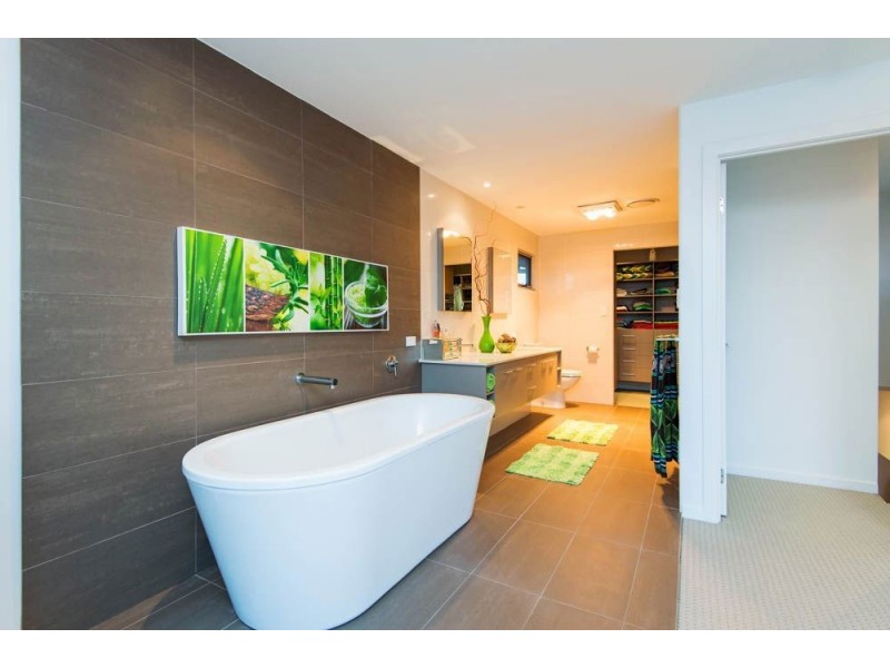7 Namatjira Street, Paradise Point QLD 4216