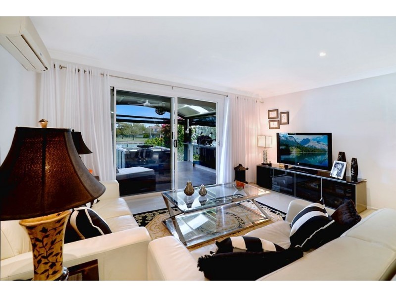 1/36 Vaggelas Crescent, Biggera Waters QLD 4216