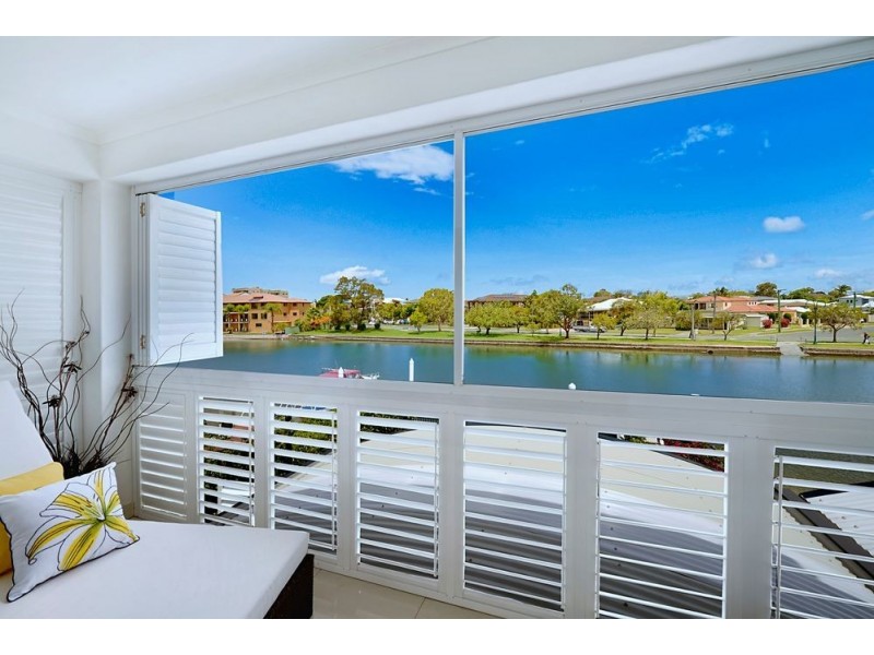 1/36 Vaggelas Crescent, Biggera Waters QLD 4216