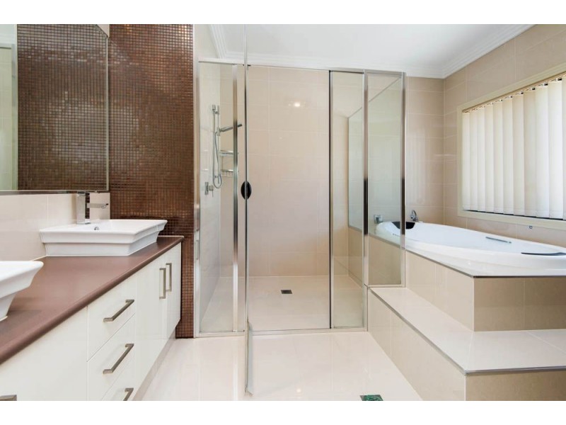 100 Compass Drive, Biggera Waters QLD 4216