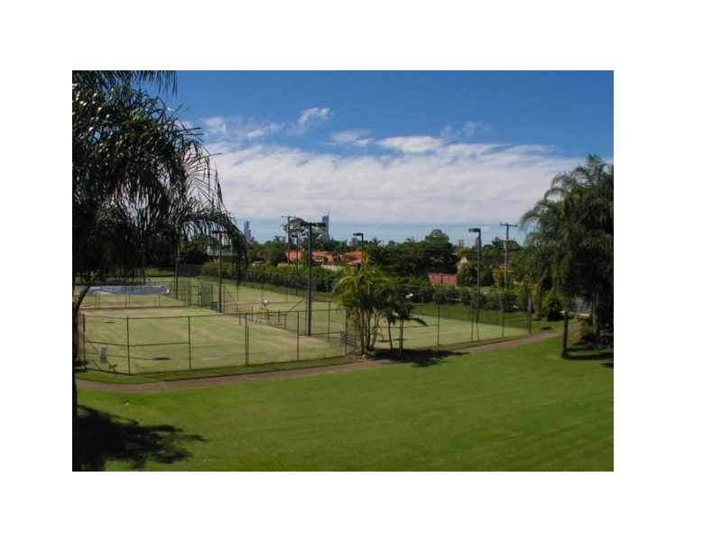 6/11 Fairway Drive, Clear Island Waters QLD 4226