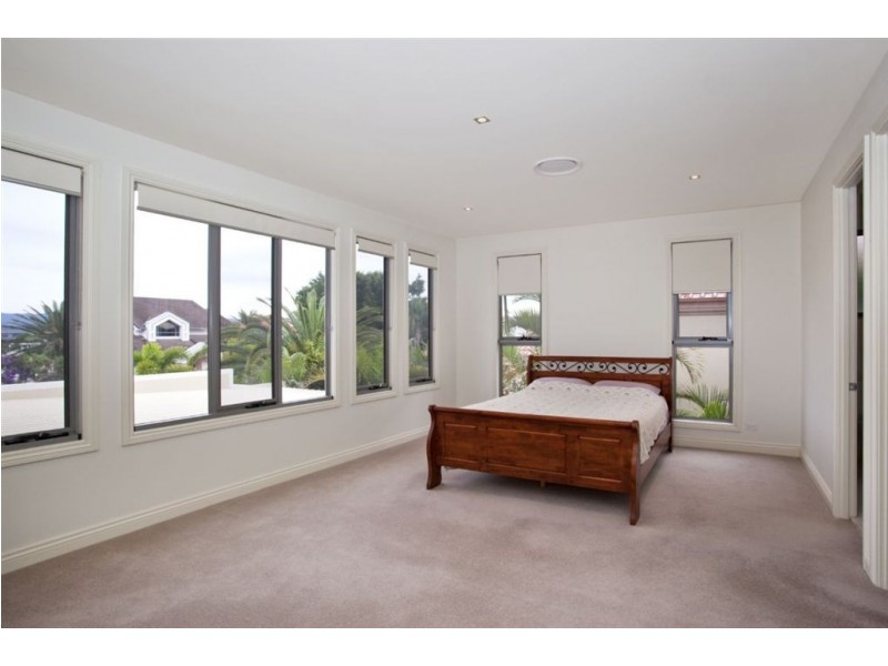 8 San Simeon Drive, Clear Island Waters QLD 4226
