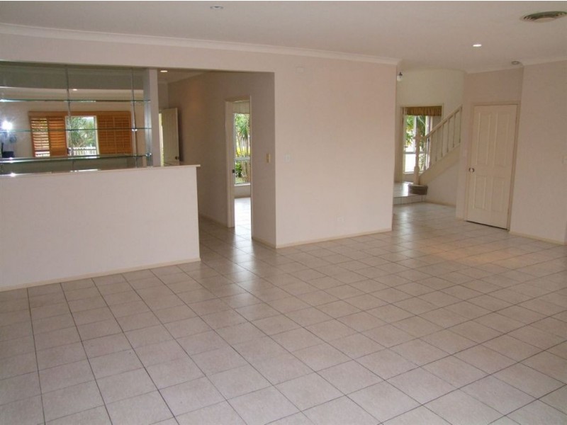 16 Staysail Crescent, Clear Island Waters QLD 4226