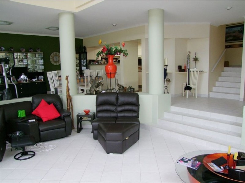 1/125 Santa Cruz Boulevard, Clear Island Waters QLD 4226