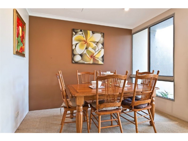 4/125 Santa Cruz Boulevard, Clear Island Waters QLD 4226