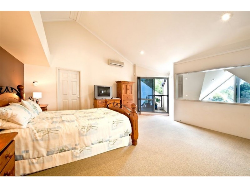 4/125 Santa Cruz Boulevard, Clear Island Waters QLD 4226