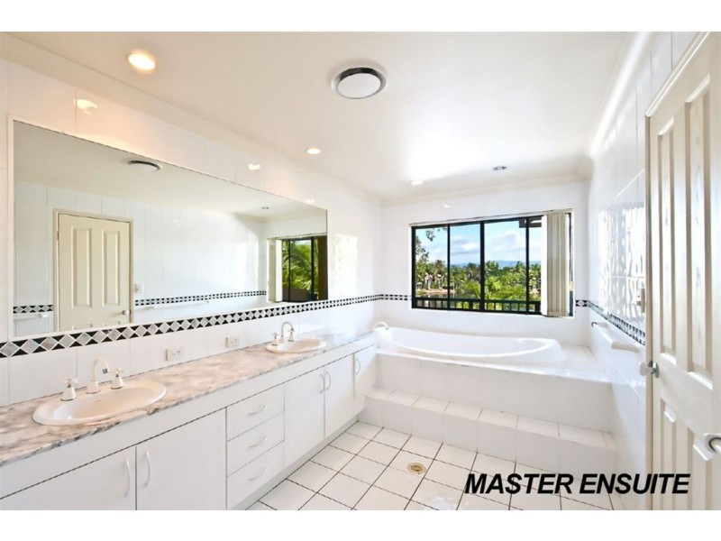 10/125 Santa Cruz Boulevard, Clear Island Waters QLD 4226