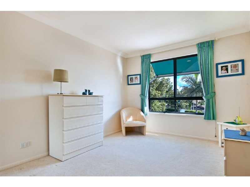 5/125 Santa Cruz Blvd, Clear Island Waters QLD 4226