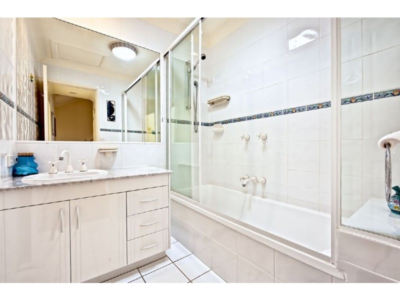 5/125 Santa Cruz Blvd, Clear Island Waters QLD 4226