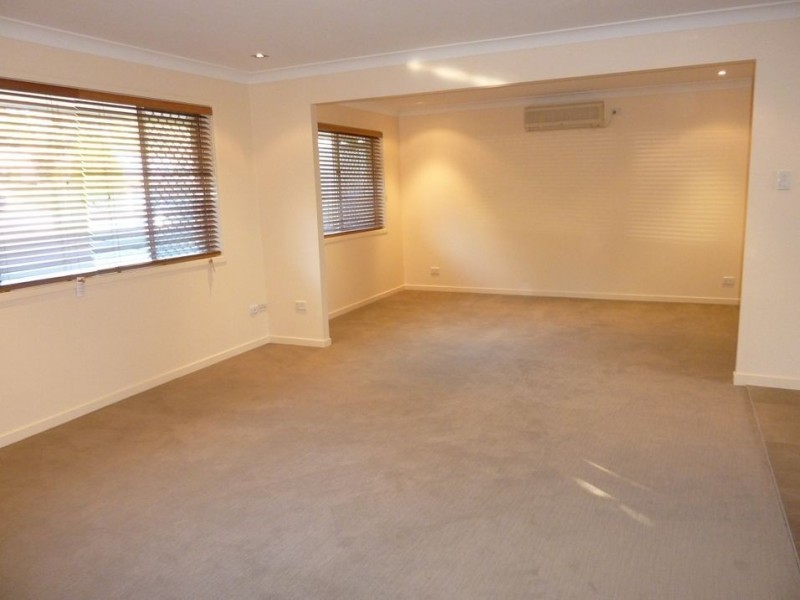 16 Kittani Crescent, Ashmore QLD 4214