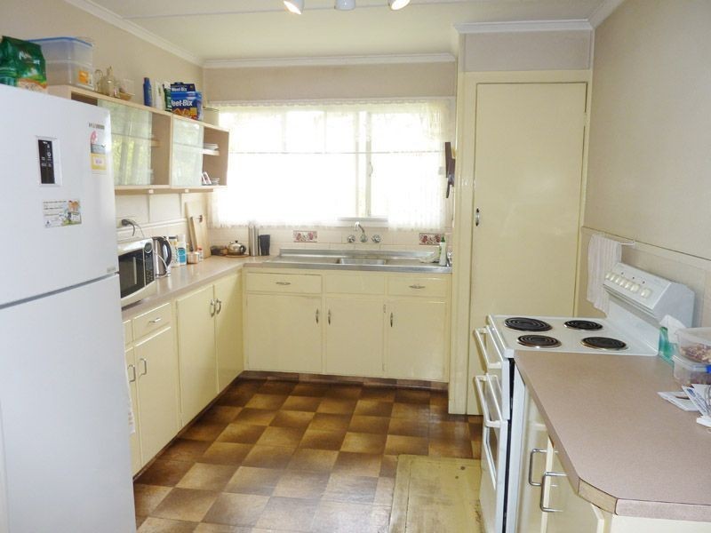 10 Cooleroo Crescent, Southport QLD 4215