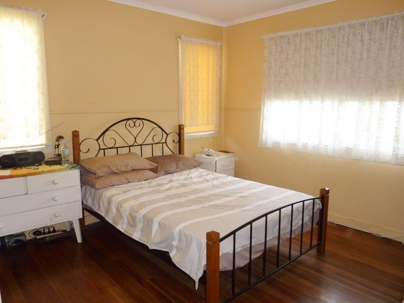 10 Cooleroo Crescent, Southport QLD 4215