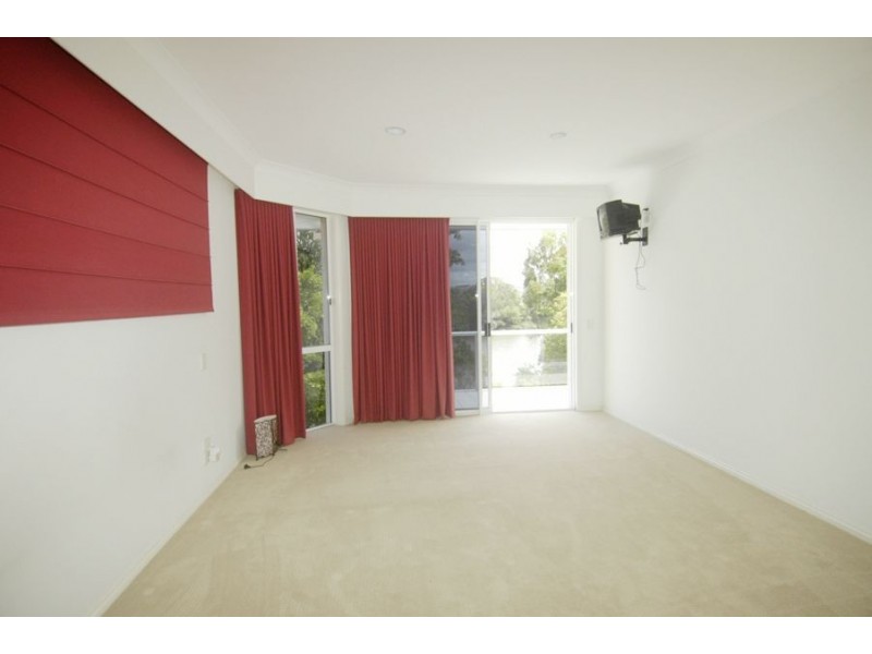 9 Riverbank Court, Ashmore QLD 4214