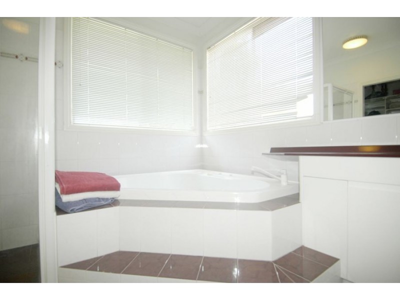 9 Riverbank Court, Ashmore QLD 4214