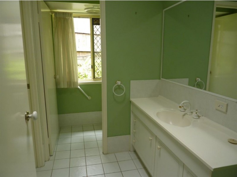 1 Cook Close, Southport QLD 4215