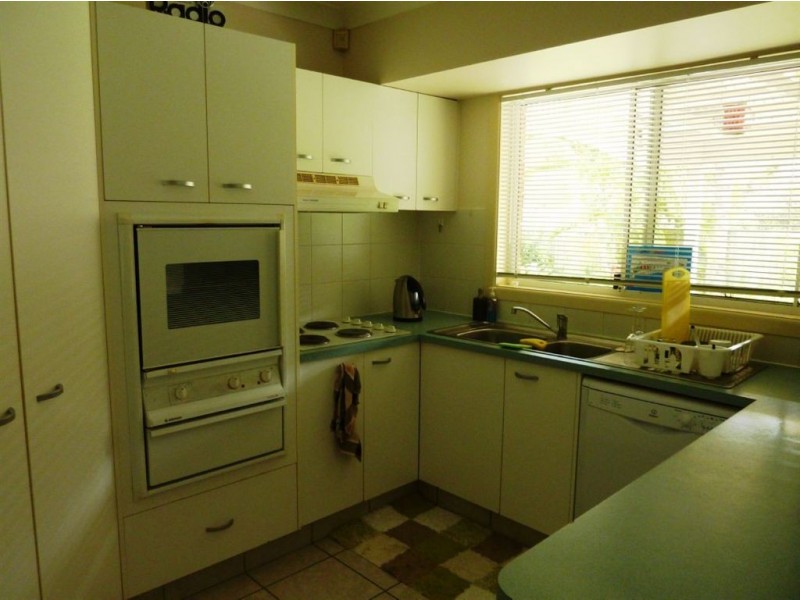 30 Kosciusko Crescent, Southport QLD 4215