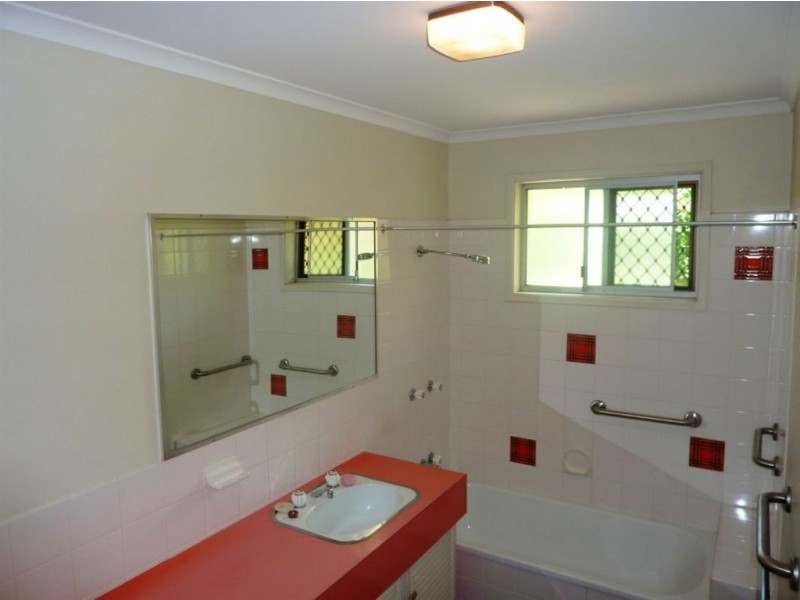 20 Crinum Crescent, Southport QLD 4215