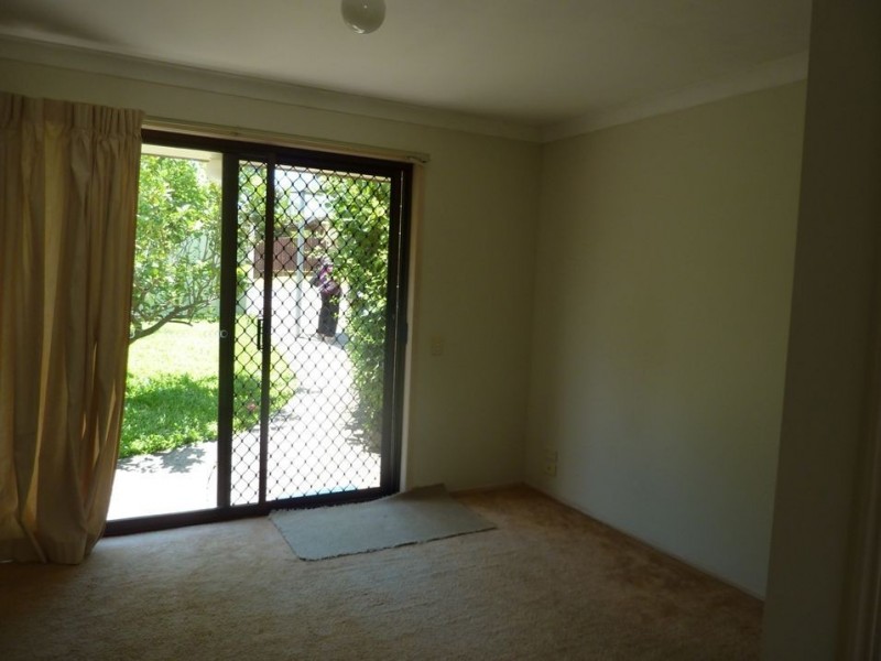 33 Cooleroo Crescent, Southport QLD 4215