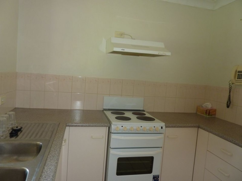 33 Cooleroo Crescent, Southport QLD 4215