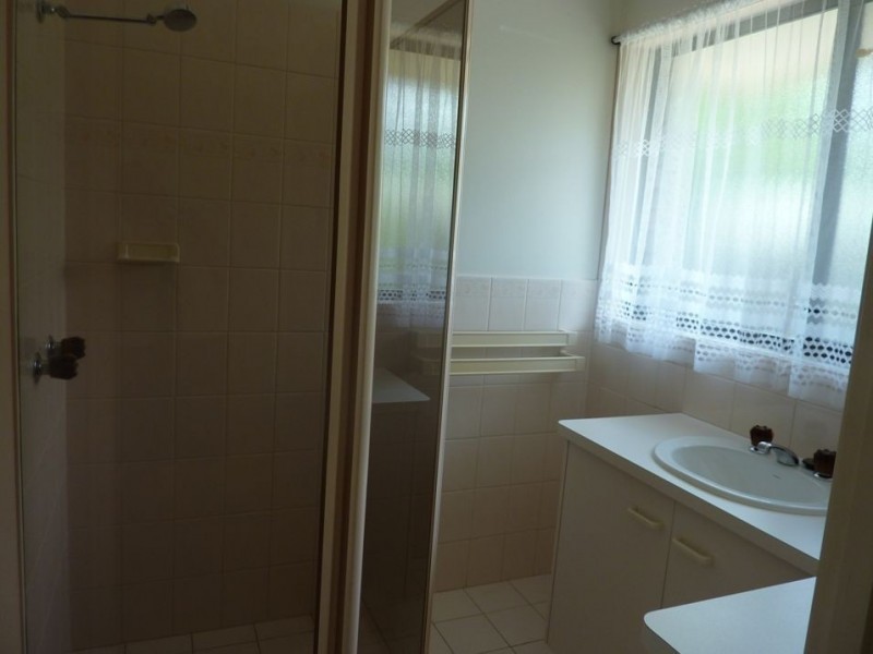 33 Cooleroo Crescent, Southport QLD 4215