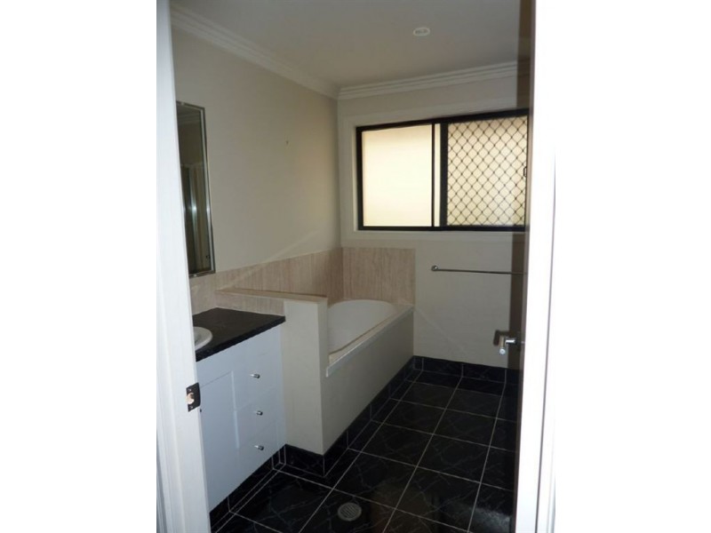 15 Allspice Drive, Ashmore QLD 4214