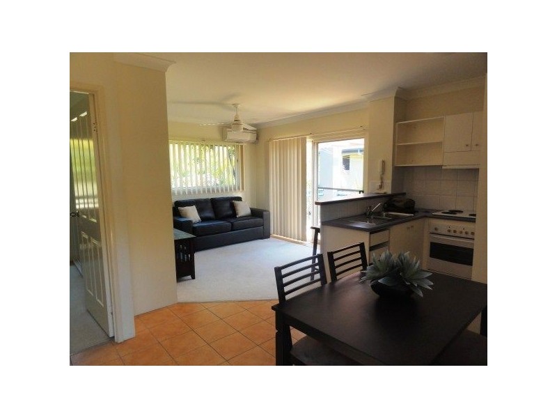 23/10-14 Purli Street “Chez Chaz”, Chevron Island QLD 4217