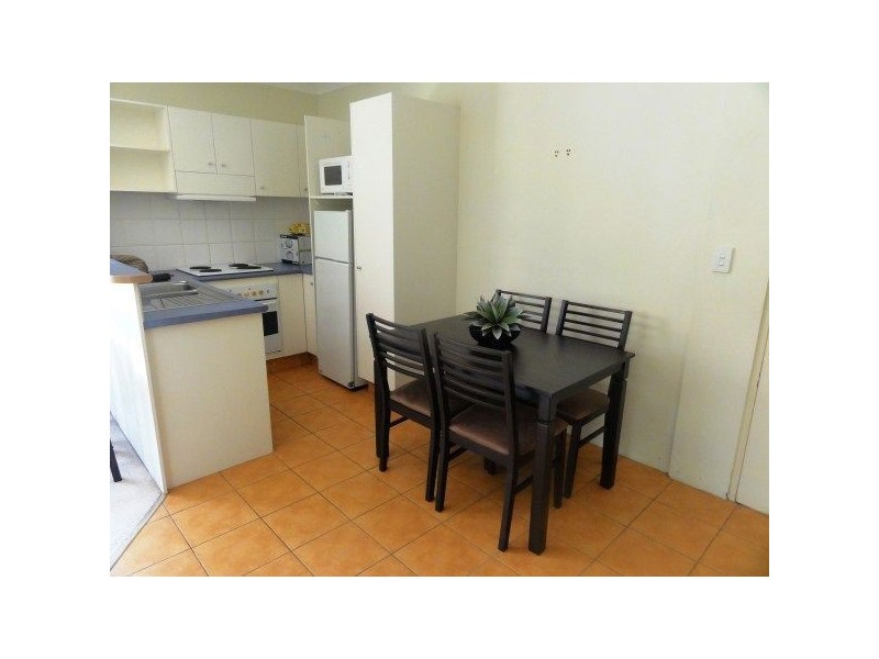 23/10-14 Purli Street “Chez Chaz”, Chevron Island QLD 4217