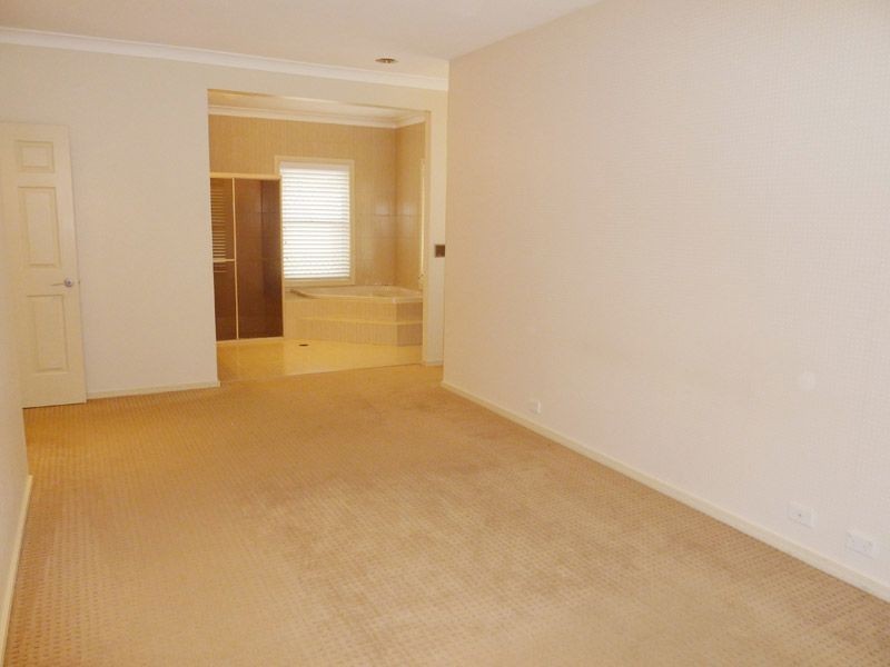 47 Marbella Drive, Benowa QLD 4217