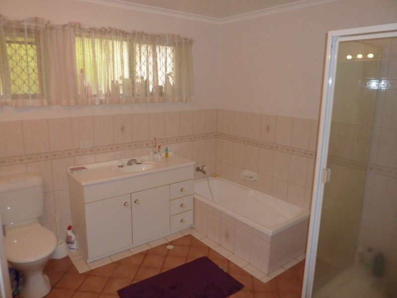 16 Warrigal Crescent, Ashmore QLD 4214