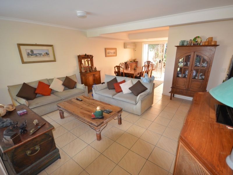 2/105 Ridgeway Avenue, Southport QLD 4215